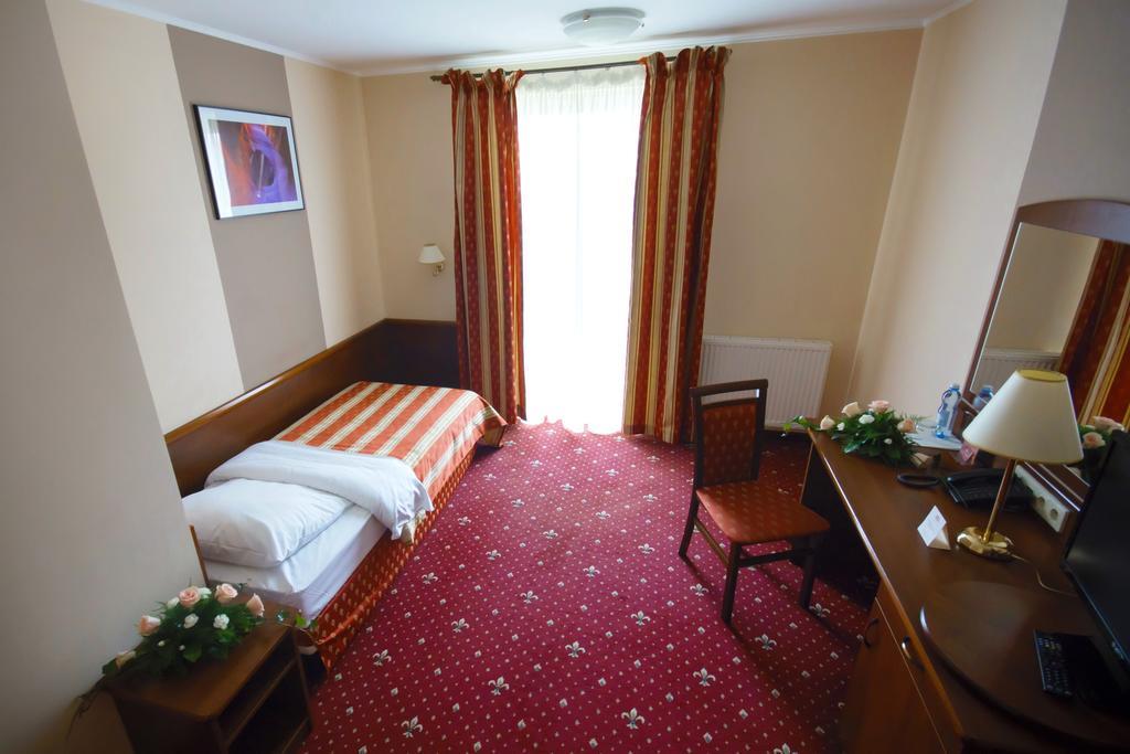 Hotel Novum & Spa Niepolomice Exterior photo